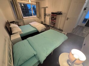 4 عدّة غرف نوم وواي فاي مجانًا وملاءات أسرّة