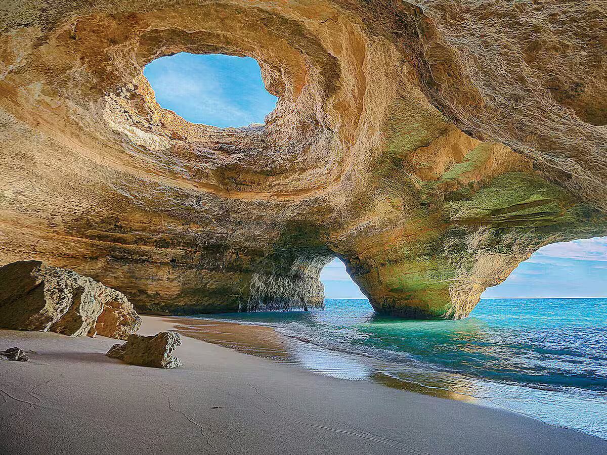 Sur la plage, chaise longue