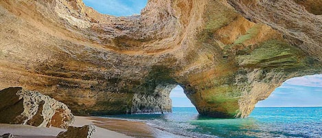 Sur la plage, chaise longue