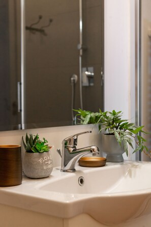 Douche, sèche-cheveux, bidet, serviettes fournies