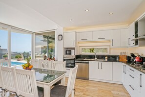 Kjøleskap, mikrobølgeovn, ovn og oppvaskmaskin