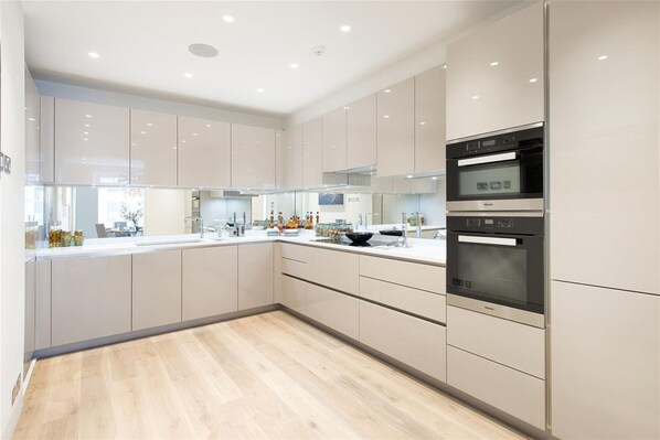 Cafetera y tetera y utensilios de cocina 