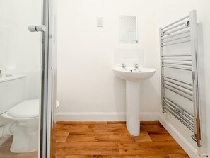 Doccia, asciugamani, carta igienica