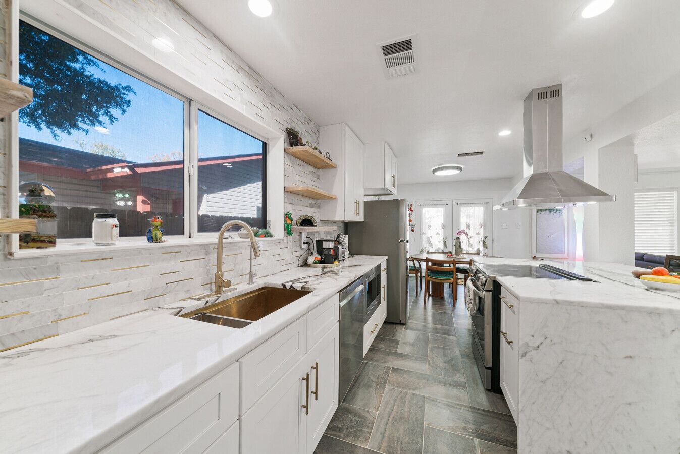 Geladeira, micro-ondas, fogão, cooktop