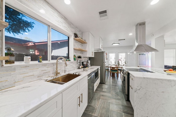 Kühlschrank, Mikrowelle, Ofen, Herdplatte