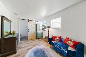 3 quartos, escrivaninha, ferros/tábuas de passar roupa, berço de viagem