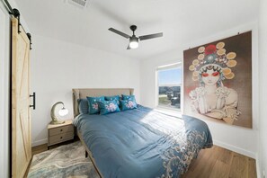 3 habitaciones, escritorio y tabla de planchar con plancha 