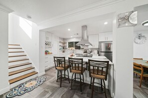 Geladeira, micro-ondas, fogão, cooktop