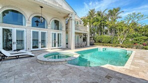 Utendørsbasseng og et oppvarmet basseng