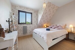 5 bedrooms, iron/ironing board, WiFi, bed sheets