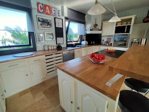 Kylskåp, mikrovågsugn, ugn och spishäll