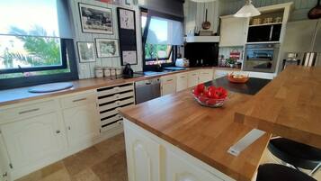 Kylskåp, mikrovågsugn, ugn och spishäll