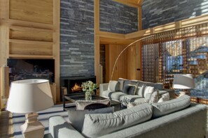 Smart TV, fireplace