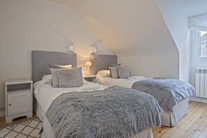 Een strijkplank/strijkijzer, internet, beddengoed