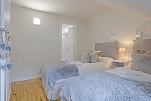 4 bedrooms, iron/ironing board, Internet, bed sheets