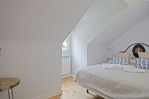 4 bedrooms, iron/ironing board, Internet, bed sheets