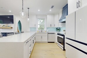 Fridge, microwave, oven, stovetop - Waterview duplex with gas grill, internet, and bunkrooms (Dauphin Island)