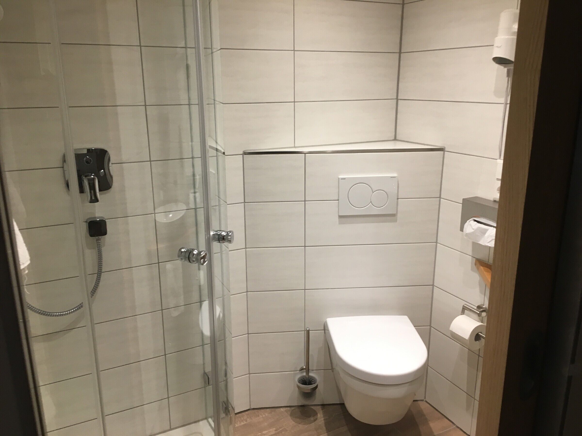 Dusche, Haartrockner, Handtücher