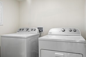 Ein Waschraum mit zwei Waschmaschinen und Trocknern von Whirlpool.