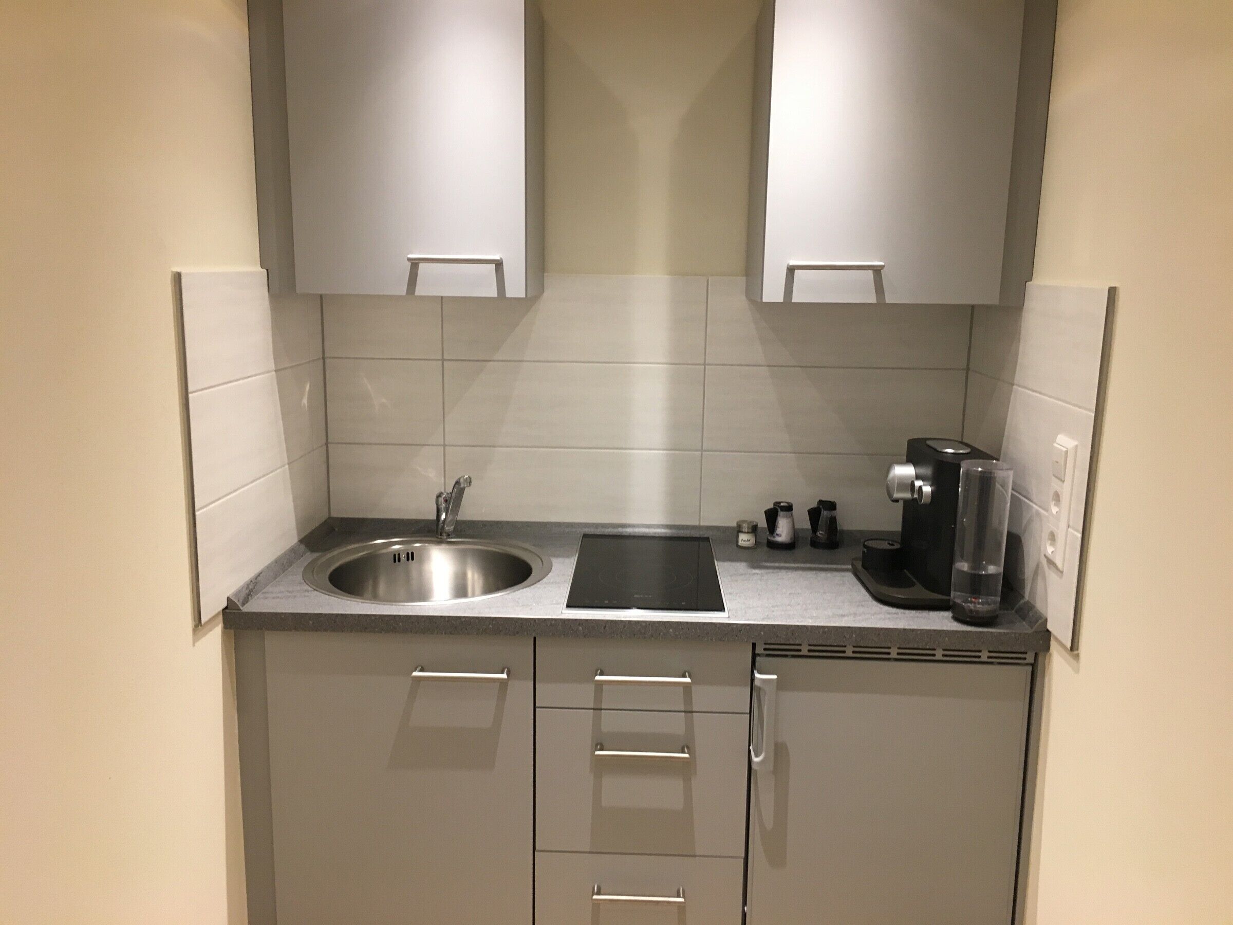 Kühlschrank, Herdplatte, Wasserkocher mit Kaffee-/Teezubehör