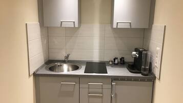 Kühlschrank, Herdplatte, Wasserkocher mit Kaffee-/Teezubehör