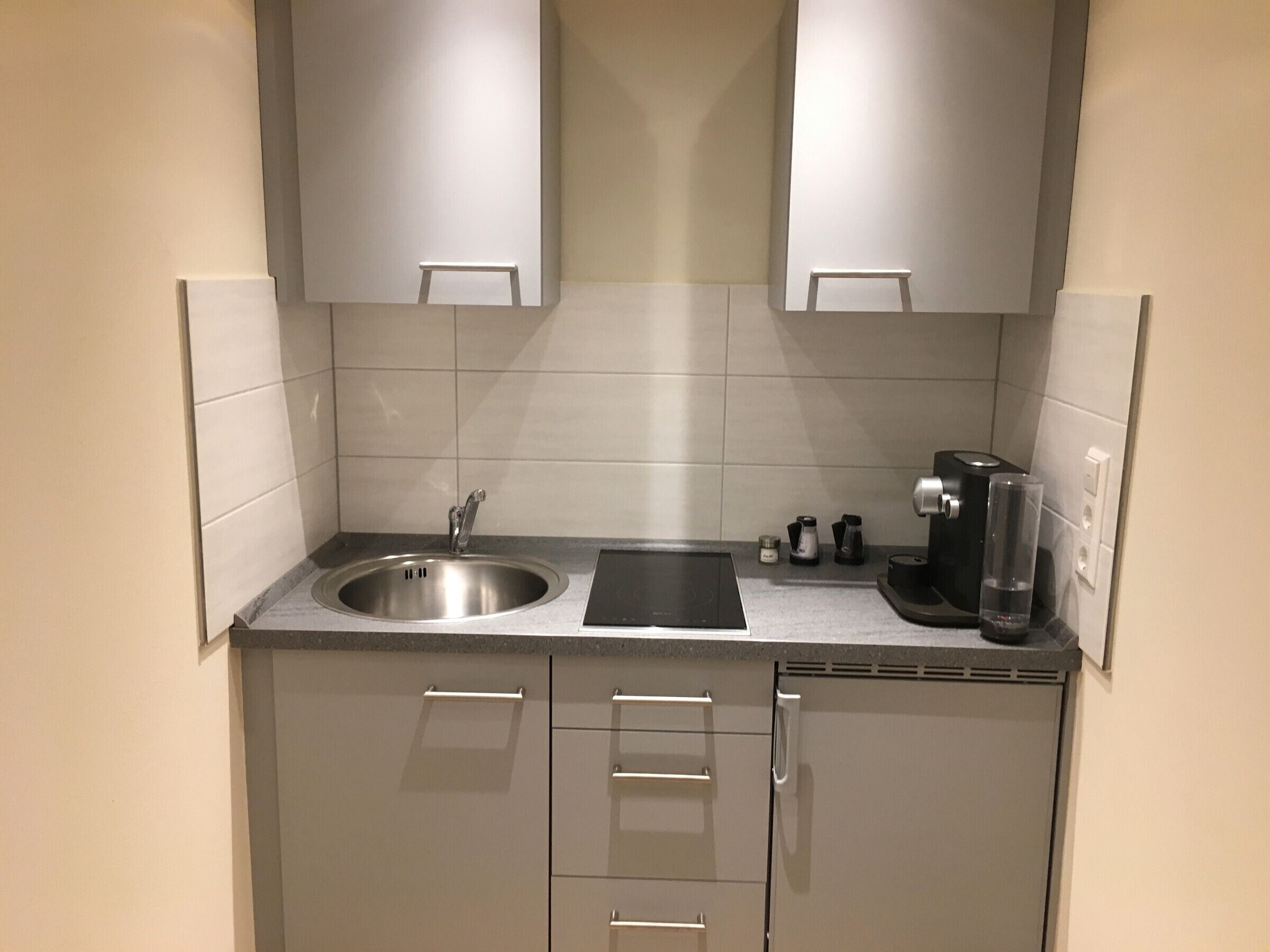 Fridge, stovetop, coffee/tea maker, electric kettle