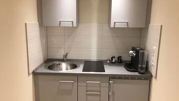 Fridge, stovetop, coffee/tea maker, electric kettle