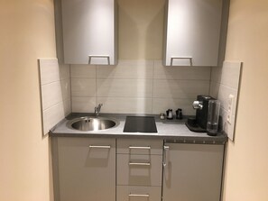 ثلاجة، موقد طهي مسطح، ماكينة لصنع القهوة/الشاي، غلّاية كهربائية