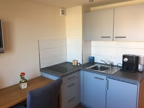 Kylskåp, spishäll, kaffe- och tebryggare och grytor/köksredskap