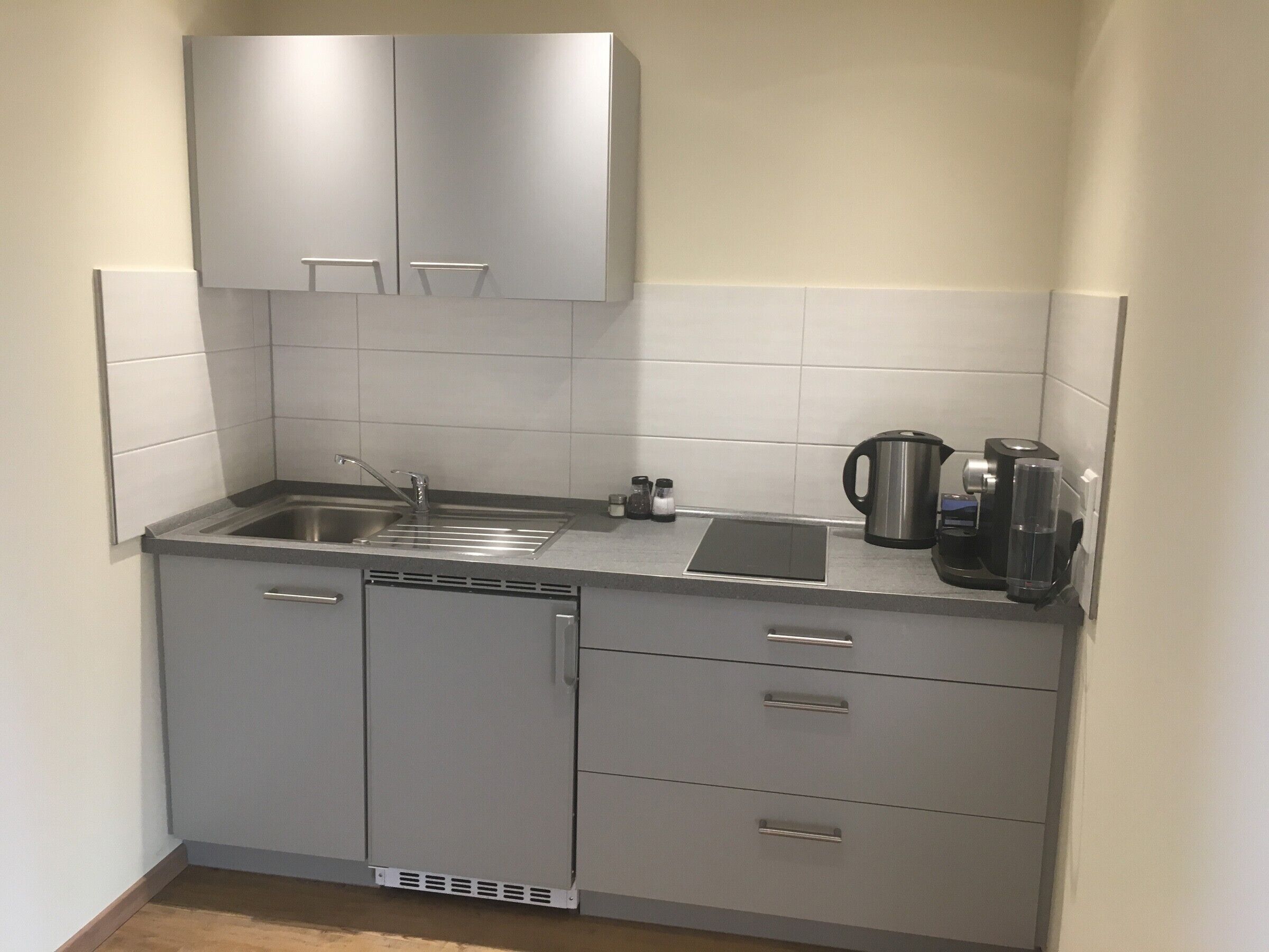 Coffee/tea maker, fridge, stovetop, electric kettle