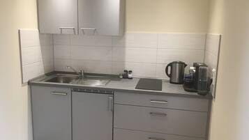 Coffee/tea maker, fridge, stovetop, electric kettle