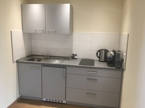 Fridge, stovetop, coffee/tea maker, electric kettle