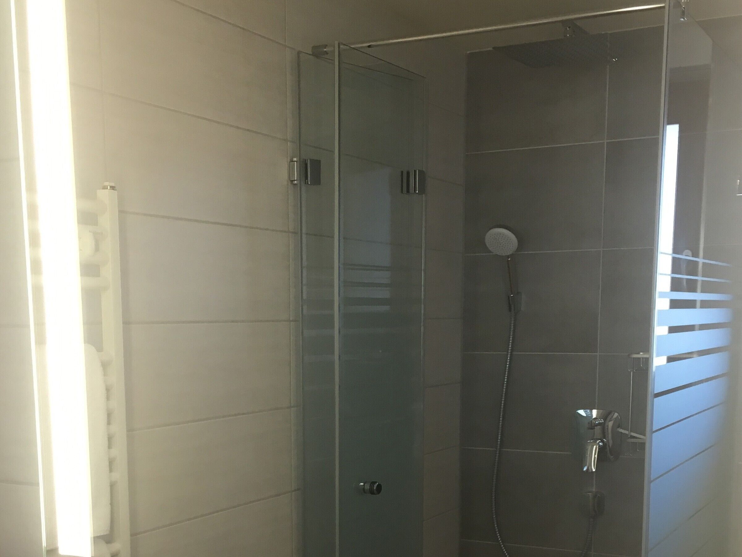 Dusche, Haartrockner, Handtücher