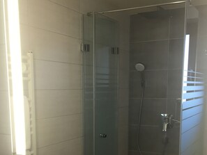 Shower, hair dryer, towels - Apartment '5' with Shared Terrace and Wi-Fi (Mössingen)