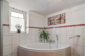 Dusj, hårføner og håndklær