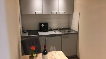 Kühlschrank, Herdplatte, Wasserkocher mit Kaffee-/Teezubehör