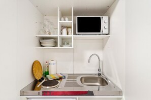Fridge, microwave, stovetop, coffee/tea maker