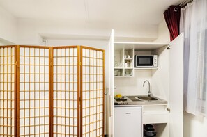 ثلاجة، ميكروويف، موقد طهي مسطح، ماكينة لصنع القهوة/الشاي