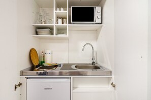 Kühlschrank, Mikrowelle, Herdplatte, Wasserkocher mit Kaffee-/Teezubehör
