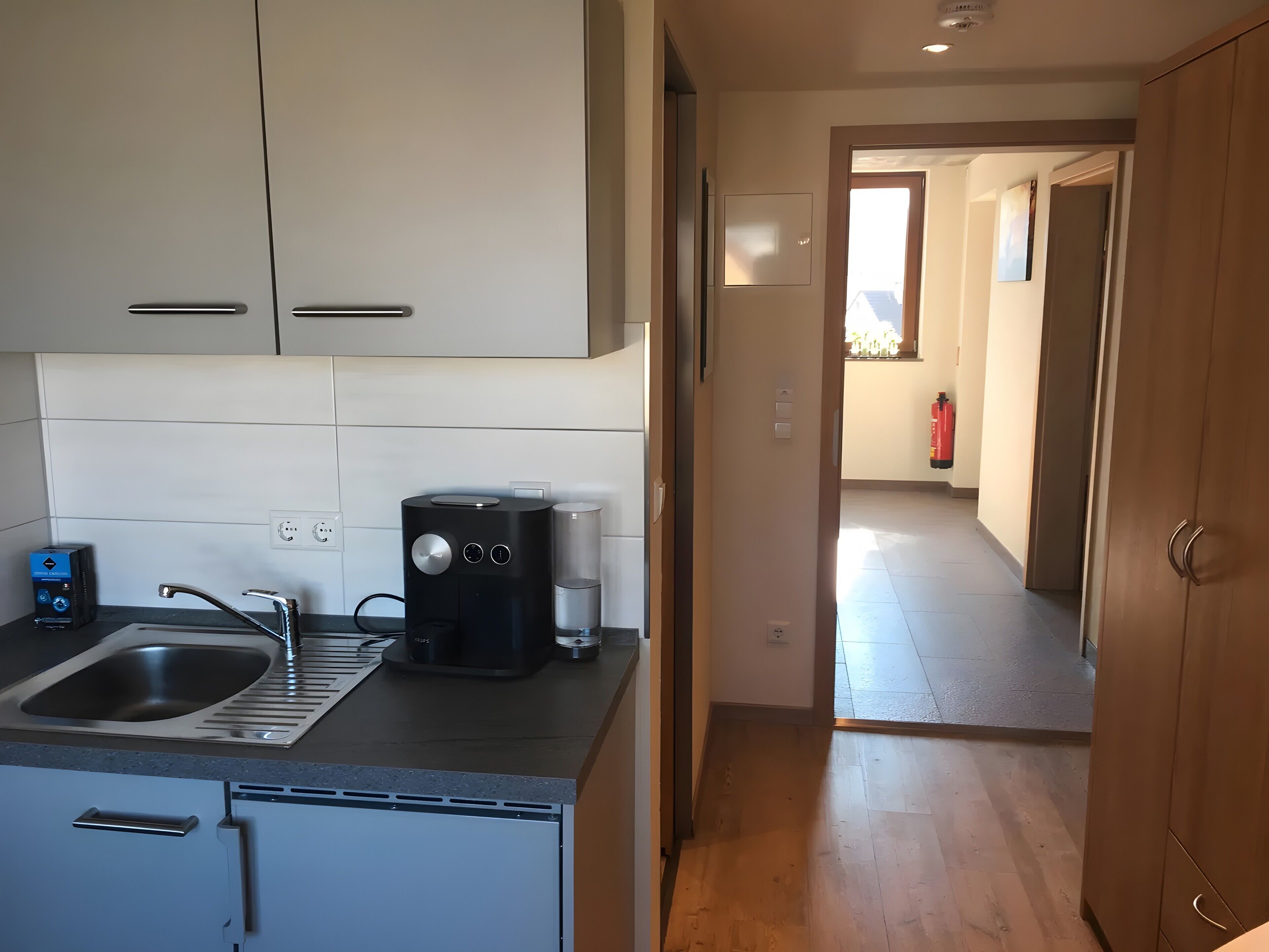 Kühlschrank, Herdplatte, Wasserkocher mit Kaffee-/Teezubehör