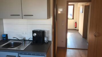 Kühlschrank, Herdplatte, Wasserkocher mit Kaffee-/Teezubehör