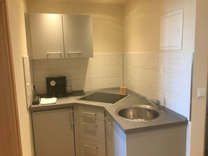 Kühlschrank, Mikrowelle, Herdplatte, Wasserkocher mit Kaffee-/Teezubehör