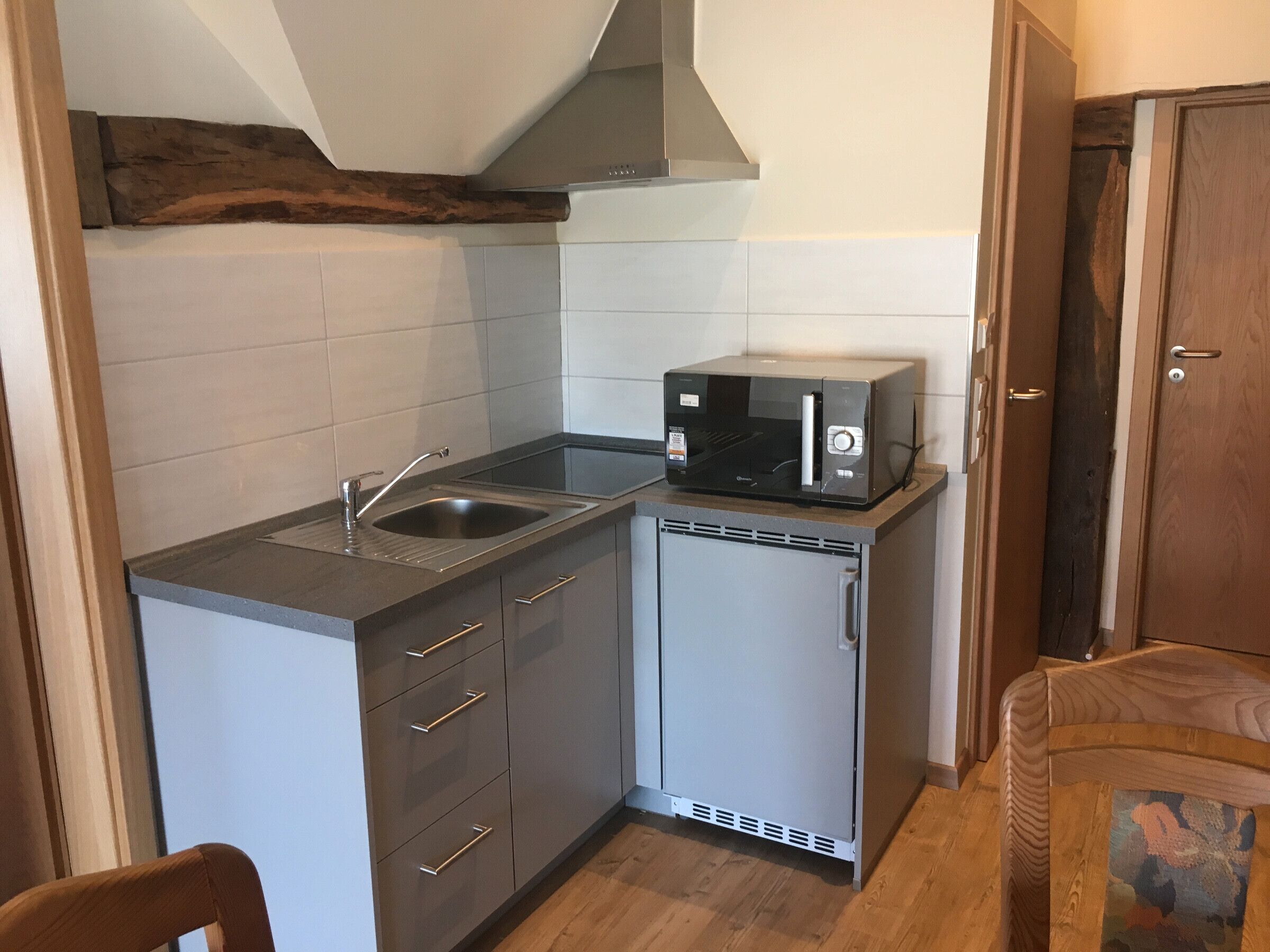 Kühlschrank, Mikrowelle, Herdplatte, Wasserkocher mit Kaffee-/Teezubehör