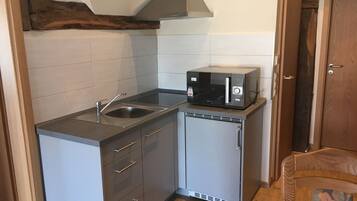 Kühlschrank, Mikrowelle, Herdplatte, Wasserkocher mit Kaffee-/Teezubehör