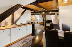 Fridge, microwave, stovetop, coffee/tea maker - Loft Apartment – Modern Comfort with Mountain Views in Stolberg (Stolberg i. Harz)