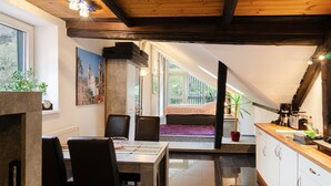 Un comedor con una mesa, sillas y vistas a un balcón.