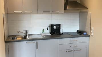 Coffee/tea maker, fridge, stovetop, electric kettle