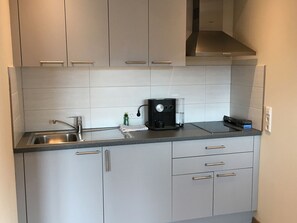 Kühlschrank, Herdplatte, Wasserkocher mit Kaffee-/Teezubehör