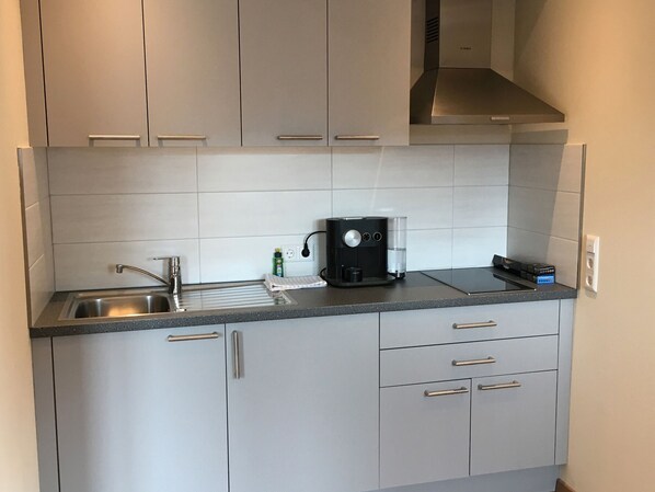 Kühlschrank, Herdplatte, Wasserkocher mit Kaffee-/Teezubehör