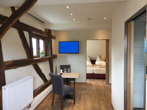 Dining - Apartment '9' with Shared Terrace, Balcony and Wi-Fi (Mössingen)